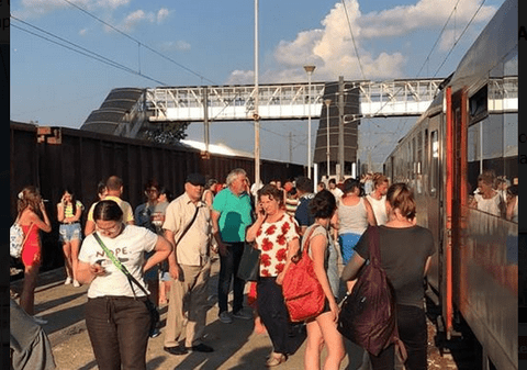 Tren Constanța - București, oprit o oră și jumătate la Sărulești. Locomotiva s-a defectat