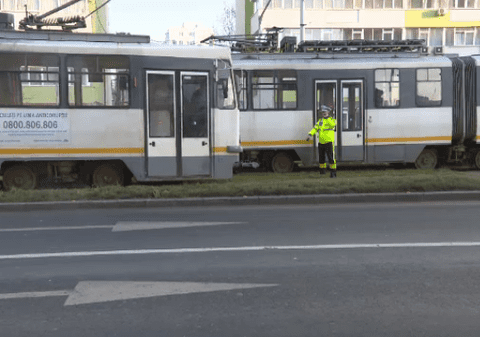 O tânără a ajuns la spital cu piciorul tăiat de tramvai, în Capitală