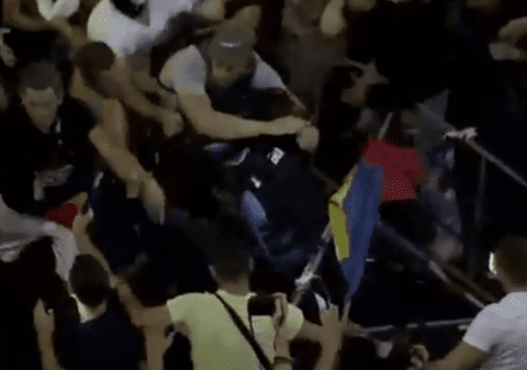 Un tânar a făcut scut cu propriul corp ca s-o apere pe jandarmerița atacată