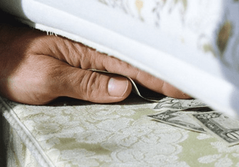 O bătrână din Iași a fost prădată de banii de la saltea. Hoții s-au dus direct în dormitor și au plecat cu 33.000 de lei