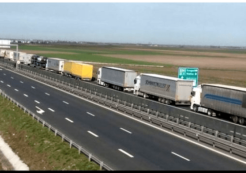 Cozi mari la Vama Nădlac II, din cauza unor probleme tehnice. Se așteaptă și trei ore