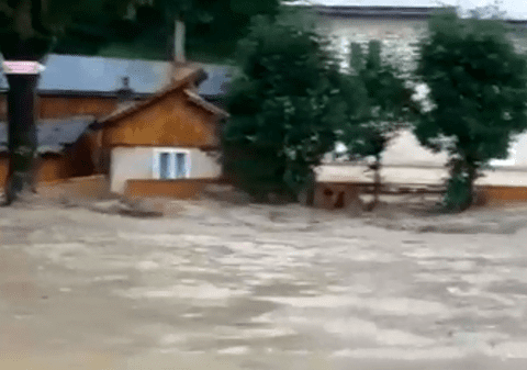 O ploaie abundentă a inundat Câmpulung Moldovenesc. Un pârâu a rupt totul în cale