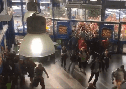 VIDEO / Clienții unui magazin de bricolaj din Cluj s-au înghesuit la reduceri