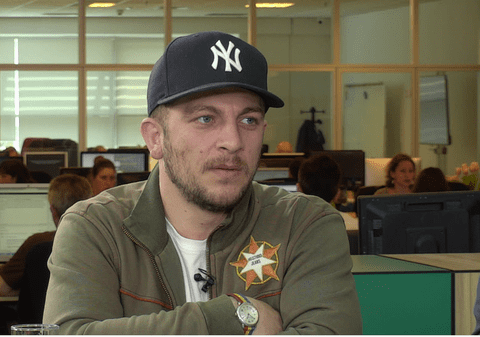 Ce spune rapperul Macanache, după ce a fost ridicat de polițiști. Amendat pentru că a lipit afișe pe stradă