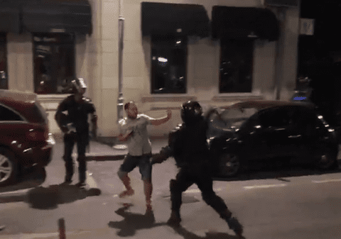 Protestatar care mergea cu mâinile ridicate, bătut cu bastonul de un jandarm