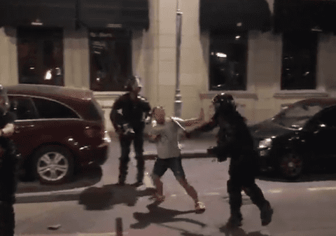 VIDEO / Protestatar care mergea cu mâinile ridicate, bătut cu bastonul de un jandarm