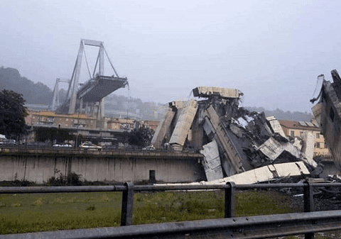 FOTO | O companie este anchetată în Italia, după prăbușirea podului de lângă Genova