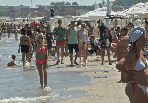 VIDEO/ Ce aşteptări au românii când vin la Mamaia şi ce primesc, de fapt