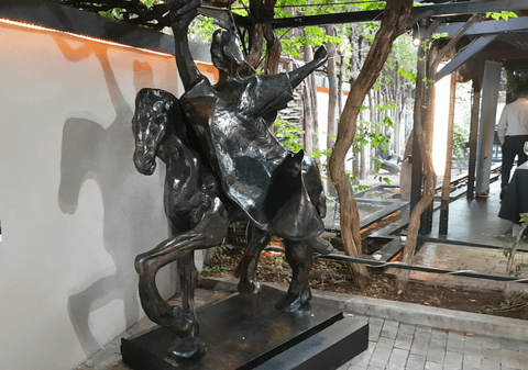 VIDEO / Monsieur Naturel, colecționarul francez îndrăgostit de România. A expus o sculptură de-a lui Salvador Dali în curte!