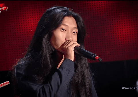 Un chinez a cântat la Vocea României. Feihong Basigu are 19 ani și locuiește în Pitești