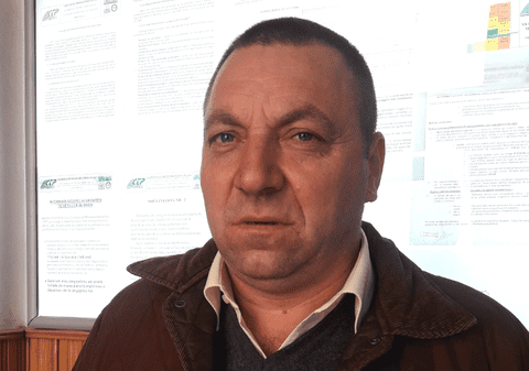 Un vatman din Iași a ajutat o bătrână sprijinită de cadru să urce în tramvai. „Putea să fie mama mea”
