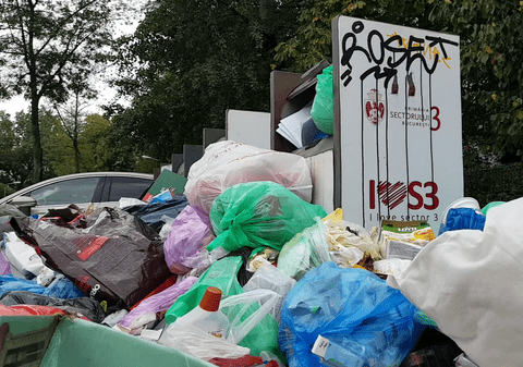 VIDEO | Copiii din Sectorul 3 se joacă lângă un focar de infecţie! Munţi de gunoaie strânse în jurul ghenelor și tomberoanelor, în „fieful” lui Robert Negoiță