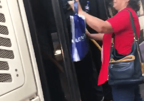 VIDEO/Condiții inumane de transport în comun la Timișoara. Școlar împins de jos ca să încapă într-un autobuz "burdușit"