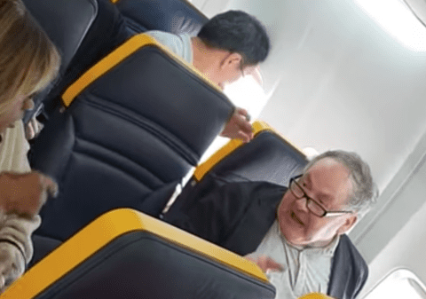 VIDEO / Incident rasist la bordul unui avion. A refuzat să stea lângă o pasageră de culoare! Acuzații grave aduse companiei aeriene