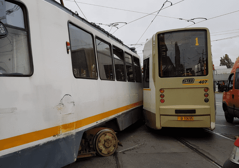 Două tramvaie s-au ciocnit în București, miercuri la prânz. O femeie a fost rănită la cap