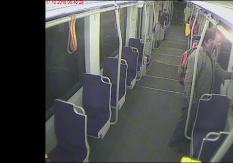 VIDEO/ Un călător sparge geamul unui tramvai modernizat cu 500.000 de euro, la Timișoara. Scena, surprinsă de camera de supraveghere