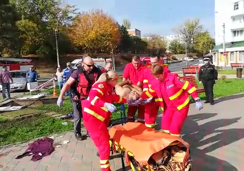 VIDEO&FOTO/Doi muncitori de la Apă Canal Galați au căzut într-un canal. Cei doi leșinaseră din cauza fermentației apelor uzate