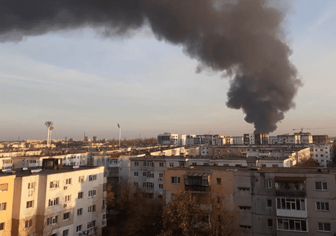 Incendiu la un depozit de mase plastice din Ploieşti, cu degajare de fum toxic. Locuitorii sunt sfătuiți să stea în case
