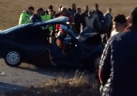 Groaznic accident de circulație în județul Dolj. Doi morți și trei răniți, după ce o mașină s-a izbit violent de un copac
