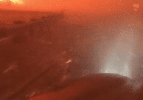 Imagini terifiante cu o femeie care conduce în mijlocul unui incendiu violent din California. „Am crezut că voi muri”