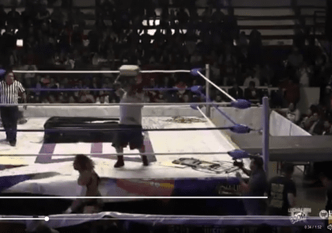 VIDEO ȘOCANT | Cea mai dură lovitură din wrestling: i-a crăpat capul cu un bloc de beton! Luptătorul rănit se zbate între viață și moarte