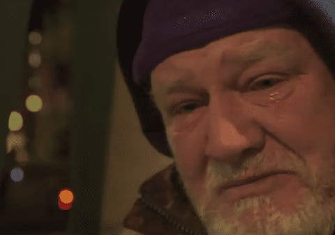 Un soldat "erou" care a ajuns om al străzii a plâns pentru un mic ajutor. Când i s-a aflat trecutul, toată lumea s-a cutremurat