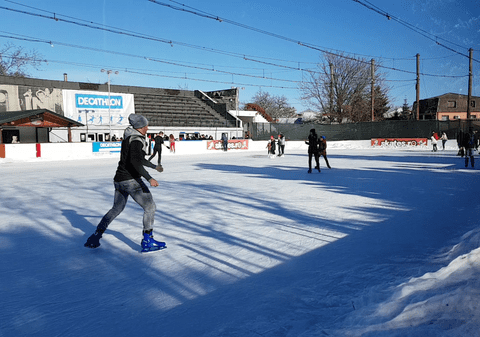 VIDEO | A doua zi de Crăciun, la patinoar sau în parc: "Era prea frumos să stăm în casă"!