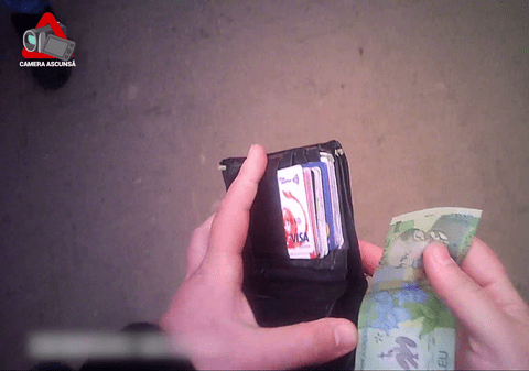 EXPERIMENT / Ce mai faci azi cu un leu? Cumperi o felie de parizer sau mergi 500 de metri cu taxiul! /CAMERA ASCUNSĂ