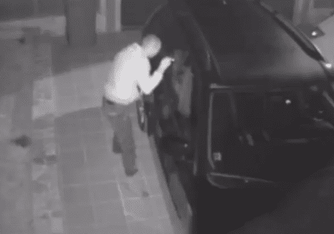 Unui sătmărean i-a fost spartă mașina parcată în curtea casei! Cu ce pagubă s-a ales