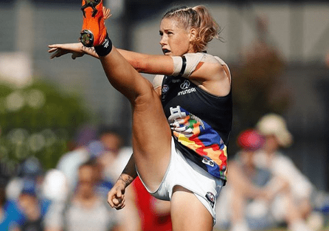 Povestea fotografiei care a provocat un scandal național în Australia. "Aceasta este o poză cu mine la muncă. Gândiți-vă la asta înainte de a face comentarii jignitoare, animalelor!"