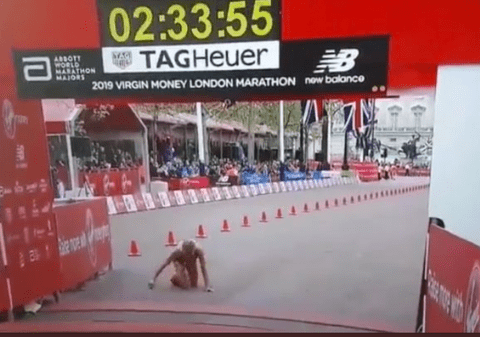 VIDEO / Imagini emoționante cu o alergătoare care s-a prăbuşit cu câţiva metri înainte de linia de sosire a maratonului de la Londra și a terminat cursa de 42 de kilometri în genunchi