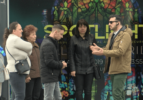 EXPERIMENT ȘOCANT. Cum reacționează românii când sunt martori la o situație de discriminare și hărțuire - VIDEO