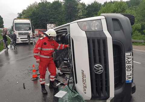 Un microbuz cu 5 persoane s-a răsturnat în județul Vâlcea. A fost activat Planul roșu