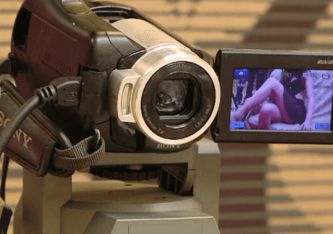 O mamă din București și-a batjocorit copiii în direct, pe videochat. Femeia a fost reținută