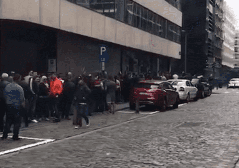 Românii din Bruxelles au format o coadă care se întinde pe două străzi pentru a putea ajunge să voteze