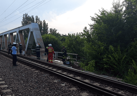UPDATE. Persoană electrocutată pe podul CFR din parcul Herăstrău. Tânărul are arsuri pe 60% din suprafața corpului