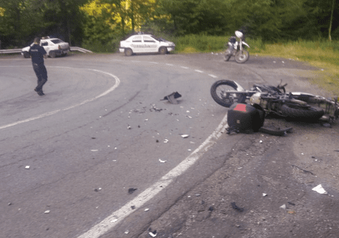 Doi motocicliști au fost accidentați pe Transfăgărășan de un șofer intrat pe contrasens