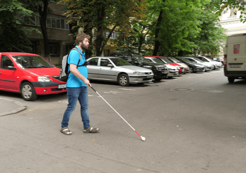 ZOOM LIBERTATEA | Cum „vede” lumea un nevăzător. L-am însoțit prin oraș pe Marius Mitrache, un bărbat de 39 de ani, care și-a pierdut vederea în urmă cu două decenii