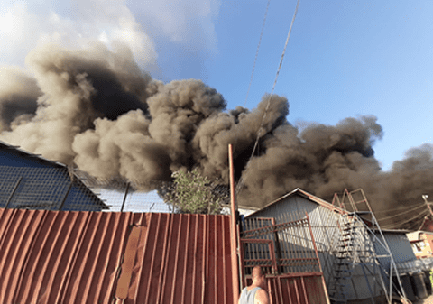 Incendiul de la depozitul din Buzău nu a fost stins. Pompierii intervin de mai bine de 13 ore pentru lichidarea focului / VIDEO