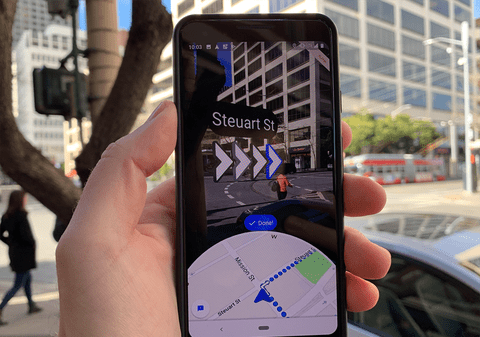 Ce este noua funcție Google Live View, acum și în România. Indicații de orientare direct pe imaginile de pe stradă