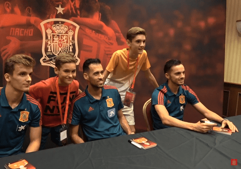 VIDEO | Fotbaliștii spanioli au dat autografe și au făcut poze cu fanii fideli