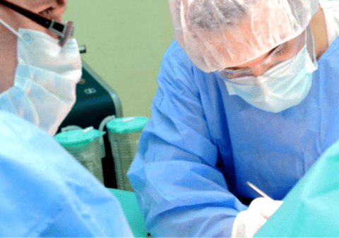 Doi medici, trimişi în judecată pentru că au adus din Italia în România sute de cornee pentru transplant, fără autorizație