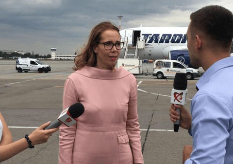Fosta șefă a TAROM susține că ministrul Transporturilor i-a cerut să întârzie avioanele cu cinci ore în ziua moțiunii. Cei doi au fost filmați discutând în fața casei lui Mezei | UPDATE