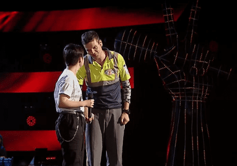 Gestul lui Tudor Chirilă în fața unei concurente de la „Vocea României”. S-a pus în genunchi și i-a făcut cea mai frumoasă declarație