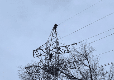 Un basarabean beat a lăsat centrul Chișinăului fără curent electric după ce s-a urcat pe un stâlp de înaltă tensiune