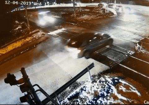 Un șofer a evitat impactul cu trenul la zecime de secundă. Vorbea la telefon când a trecut calea ferată