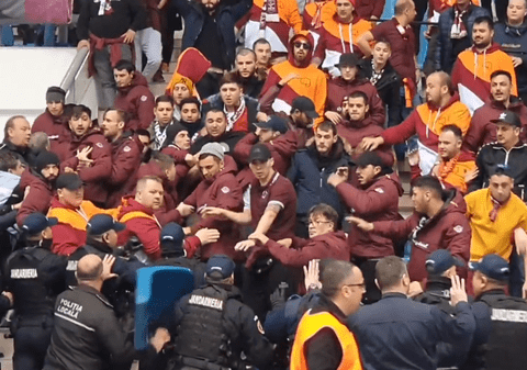 VIDEO | Scene incredibile la meciul de handbal SCM Craiova - Rapid. Scandări rasiste și bătaie cu forțele de ordine
