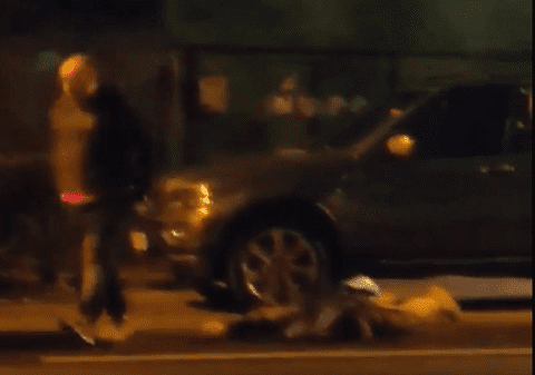 Taximetristul care a lovit cu capul de asfalt un tânăr, în București, a fost identificat