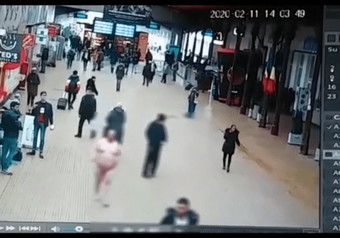 VIDEO | Un bărbat a fost surprins de jandarmi umblând dezbrăcat în Gara de Nord