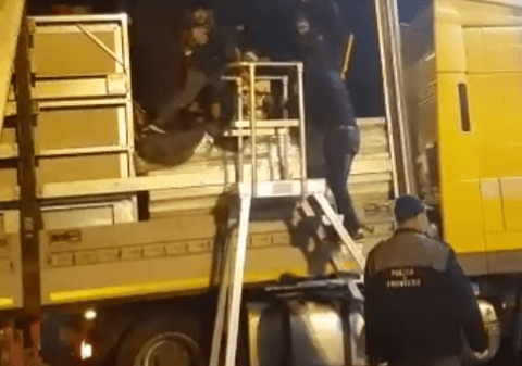 33 de migranți ilegali au fost debarcați dintr-un TIR cu tâmplărie PVC în vama Nădlac